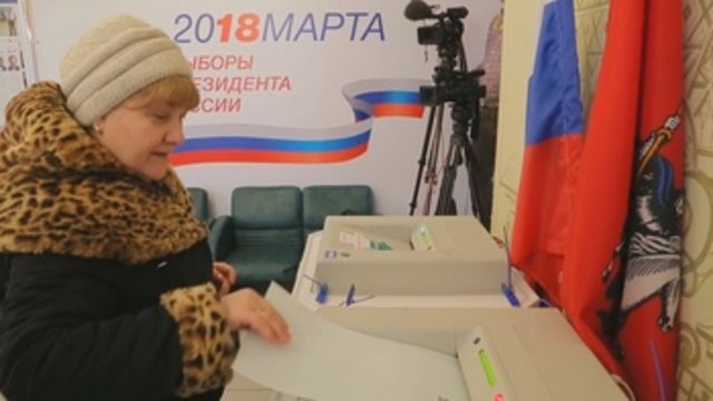 Abren los colegios electorales en Moscú para las presidenciales rusas