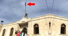 Son Dakika! Afrin'deki Hükümet Binasına Türk Bayrağı Asıldı, Askerin 18 Mart Mesajı Duygulandırdı