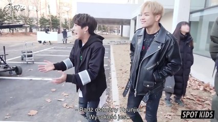 [SPOT KIDS: BLACK] Bądź ostrożny, Stray Kids schodzi po drabinie.