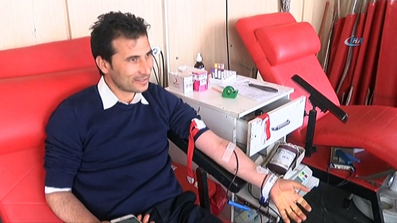 Türk Kızılayı kan bağışı tırı sınırda... Mehmetçik için kan bağışına yoğun ilgi