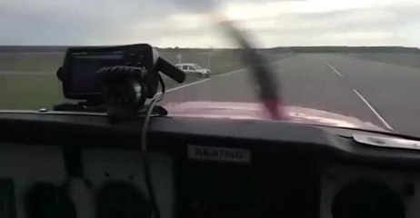 Effrayant : une voiture coupe la route à un avion en plein atterrissage!