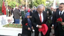 4 yaşındaki Elif Naz şehit dayısının mezarına karanfil bırakıp, mezar taşını öptü