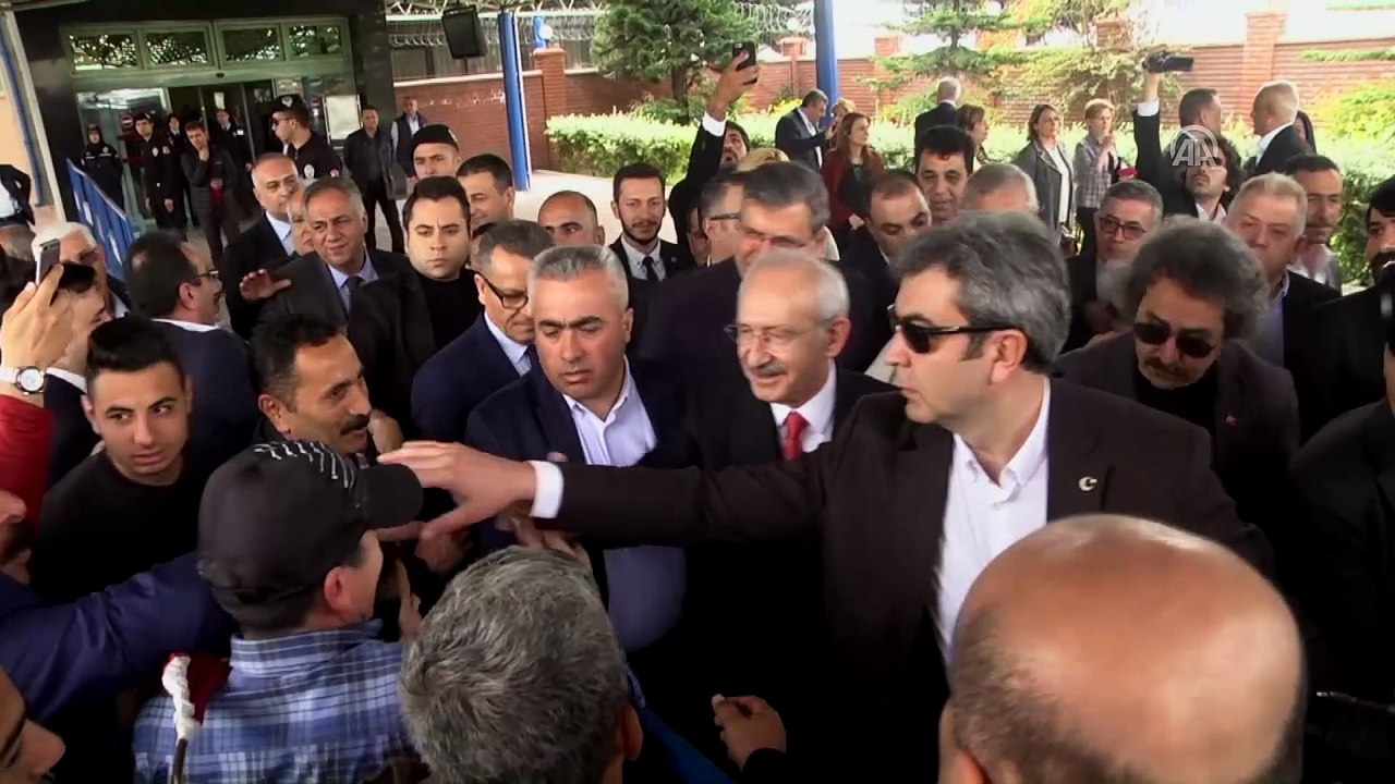 Kılıçdaroğlu, Şehit Aileleri Malulleri Dayanışma ve Yardımlaşma Derneği'ni ziyaret etti - ADANA