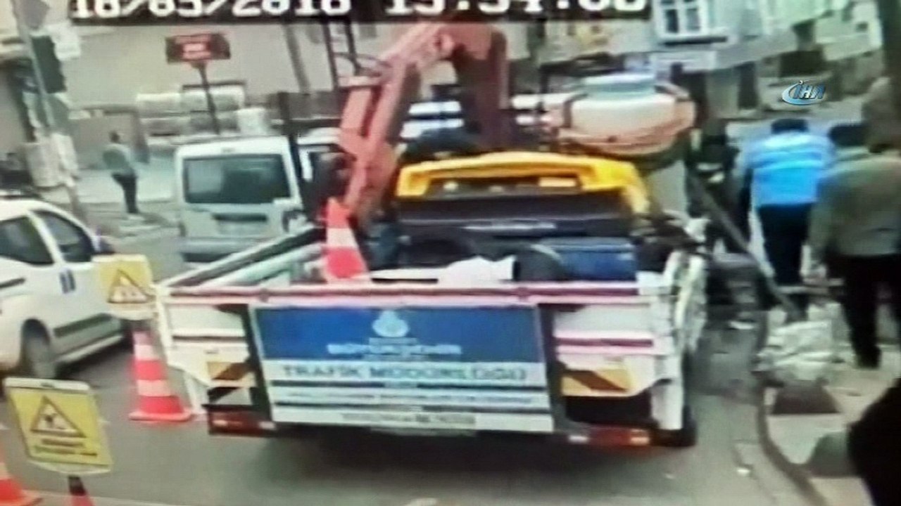 Sultanbeyli'de motosikletli Suriyeliler, onarım aracına böyle çarptı