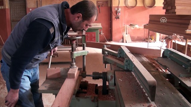 Osmanlı ve Selçuklu desenlerini ahşaba işliyor - MANİSA