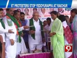 NEWS9: IIT protesters stop Yeddyurappa at Raichur