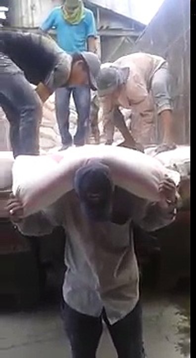 And you weak worker raised 200 kg of cargo видео рабочий, подняли 200 кг груза video işçi, 200 kg kargo kaldırdı