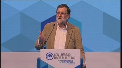 Rajoy exige a oposición dejar de "insultar" a víctimas por prisión permanente