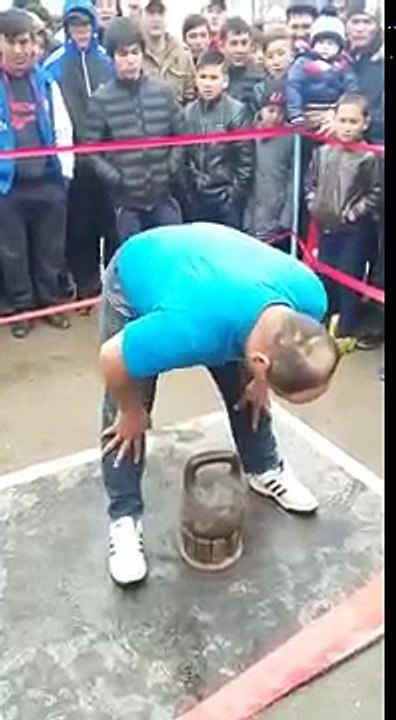 Просто жесткий парень поднял массу 50 кг видео video Just a tough guy lifted a mass of 50 kg Sadece sert bir adam 50 kg ağırlığında kaldı