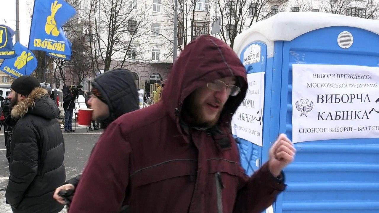 Dixieklo statt Wahlurne: Ukrainer hindern Russen an der Wahl