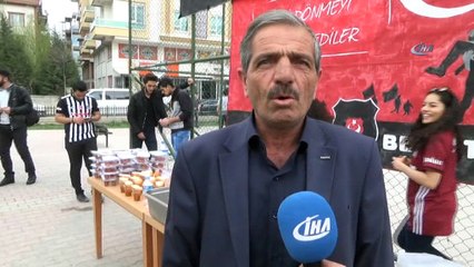 Esnaf vatandaşlara üzüm hoşafı ve ekmek dağıttı