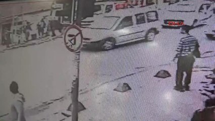 Kaza Anı Kamerada: Önce Motosiklete Ardından Kamyonete Çarptı