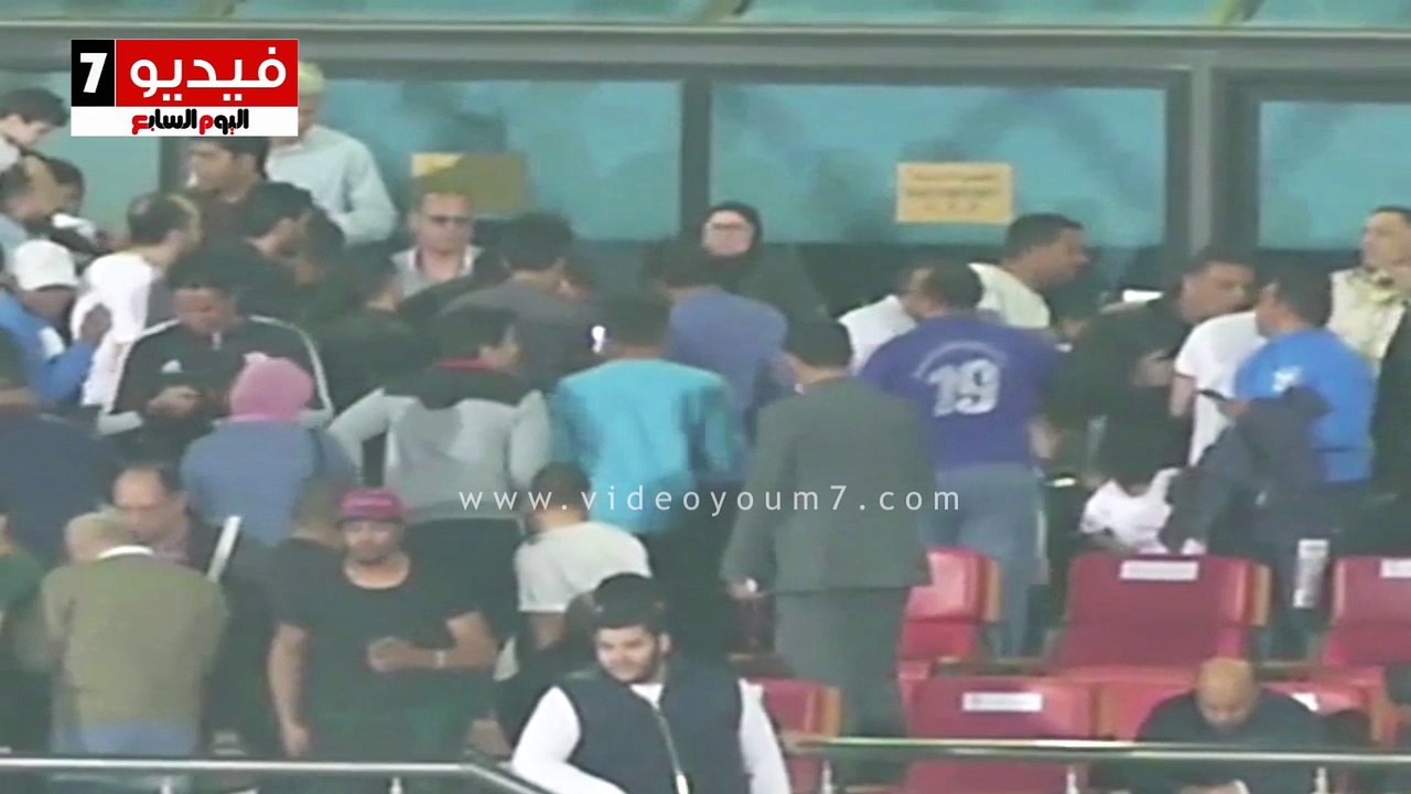 أمن الزمالك يلتف حول مرتضى منصور بعد تجمع عدد من الجماهير حوله لالتقاط الصور التذكارية معه