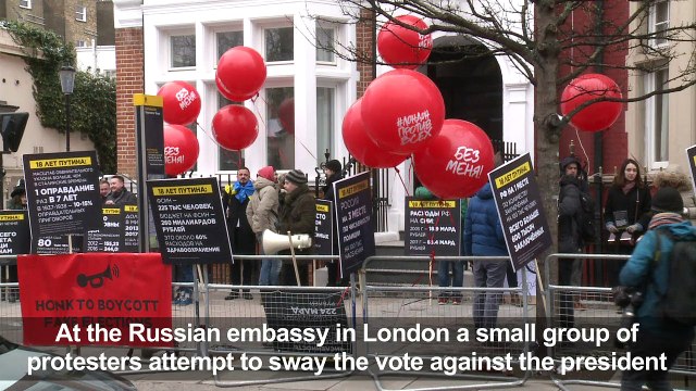 Russians living in the UK vote in London