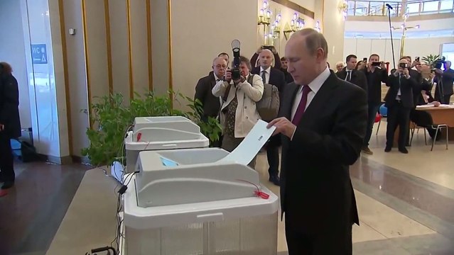 Putin vota en las presidenciales rusas