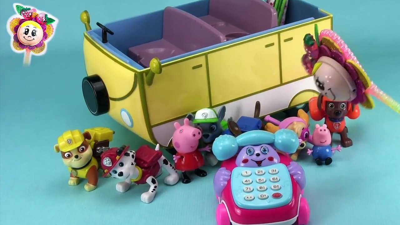 La PATRULLA CANINA y PEPPA PIG: Avería en la Autocaravana, rescate con coche de policía Playmobil