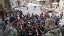 Bashar al Asad visita a las tropas del régimen sirio en Guta