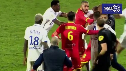 لقطة اليوم .. عراك بين لاعبين من فريق واحد في الدوري الفرنسي تنتهي بطردهما من طرف الحكم