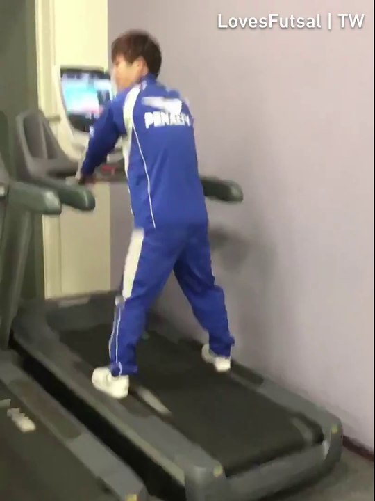 Il tente de courir sur un tapis de course qui tourne à 40kmh... Fail