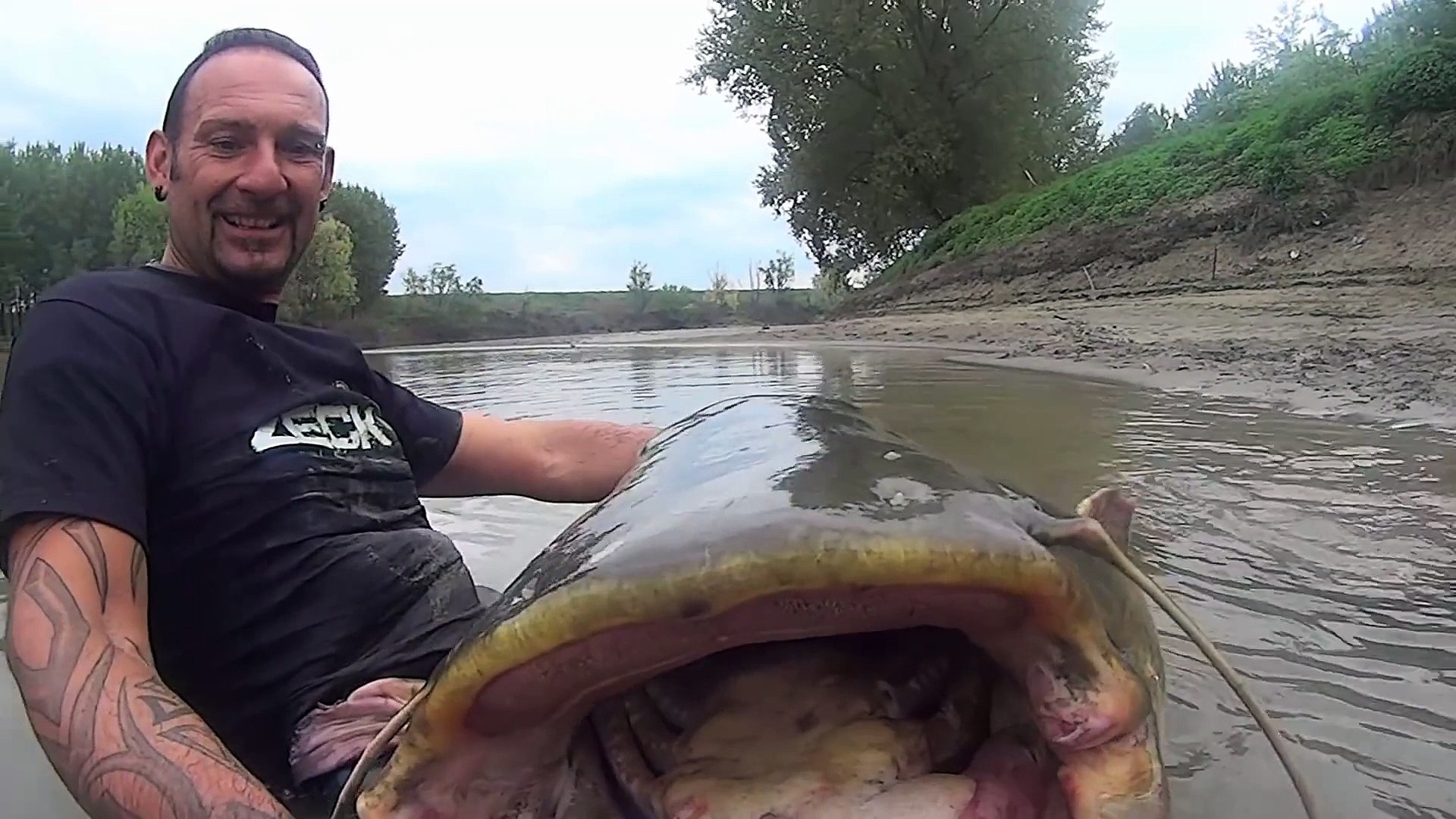 Ce Pecheur Attrape Le Plus Gros Poisson Chat Du Monde Video Dailymotion