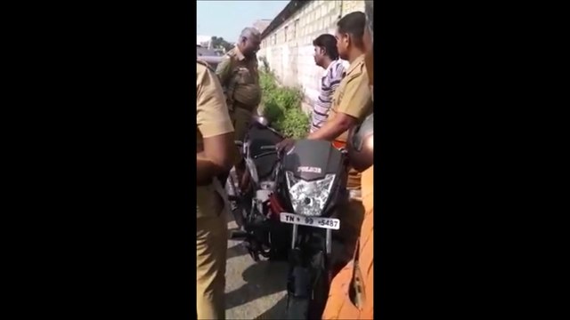 எத்தனை போலீஸ் வந்தாலும் அனைவரையும் வெளுத்து வாங்கிய துணிச்சல் இளைஞர் - நீங்களே வீடீயோவை பாருங்க