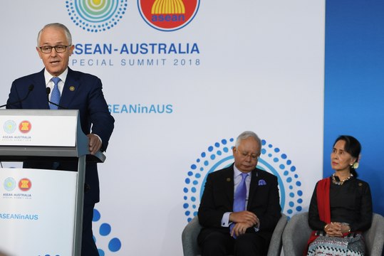 Asean leaders tackle Rohingya crisis, urge South China Sea calm