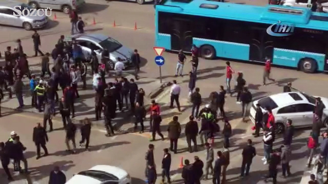 İki grup cadde ortasında tekme tokat kavga etti