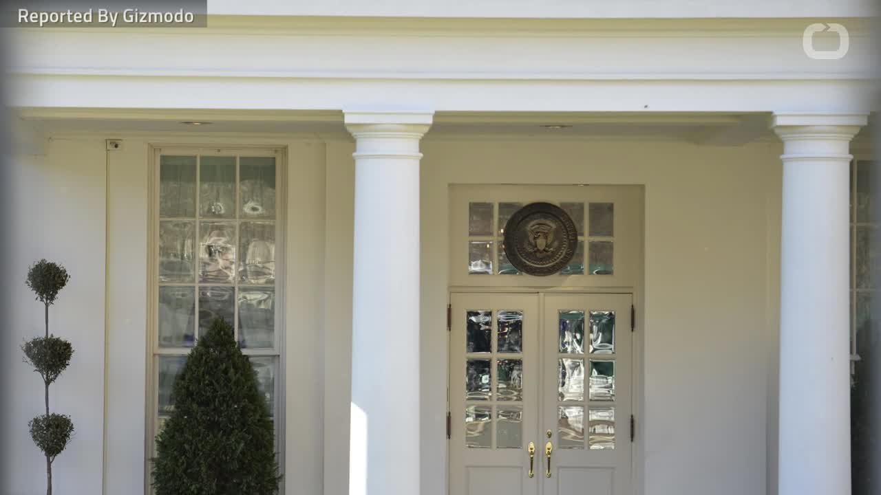 WH Staffer Leaves Email Information at Public Bus Stop