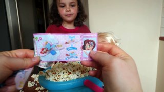 Frozen Disney Princess Elsa Popcorn Bath with Kinder Surprise Eggs and Mashens