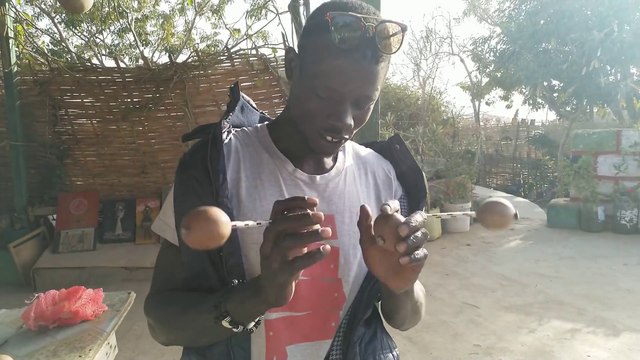 Avec 4 maracas il joue comme un dieu de la musique !