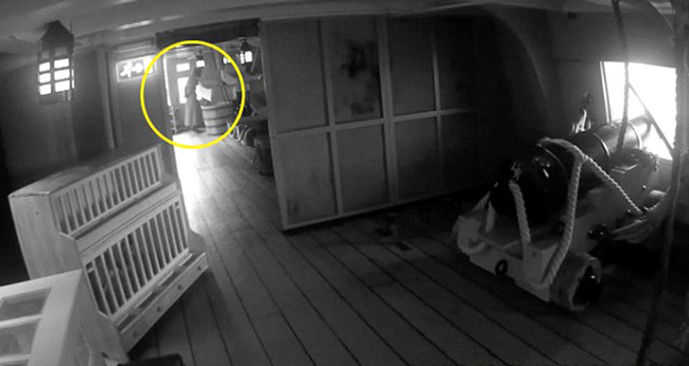 Tarihi Gemide Çekim Yapan Ziyaretçi, Ünlü Amiralin Ölmüş Eşini Kayıt Altına Aldı