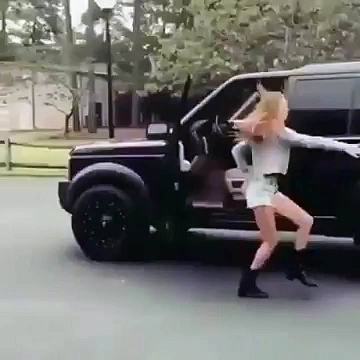 Girl dance in car and copy by men and he fail - risk driving