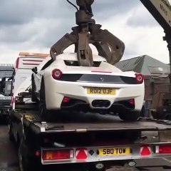 Angleterre : Une Ferrari détruite par des flics par erreur !