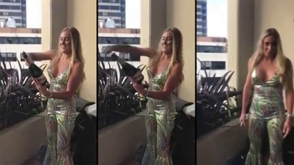 Une femme tente de sabrer une bouteille de champagne