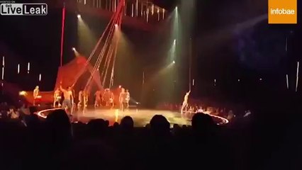 Un acrobate du cirque du soleil chute en plein show