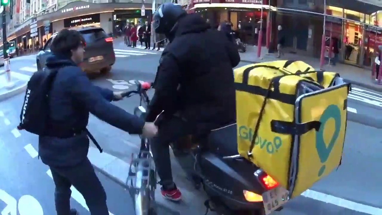 Ils essaient d'arrêter un scooter qui roule sur une piste cyclable à paris mais ça tourne mal