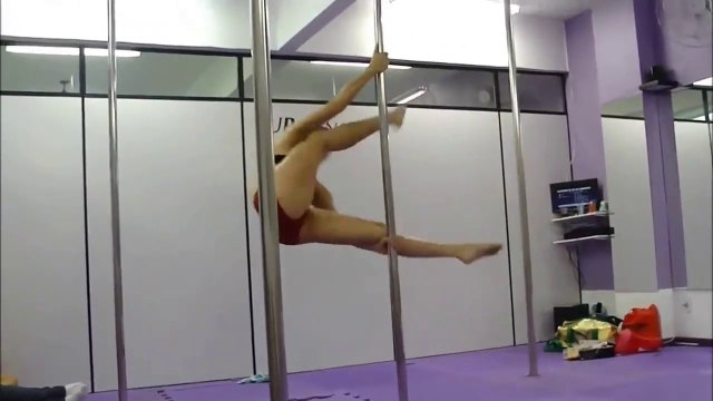 Enorme battle de pole dance entre ces 2 danseuses
