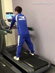 Il tente de courir sur un tapis de course qui tourne à 40kmh... Fail