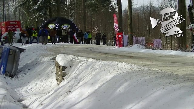 Des spectateurs aident un pilote de rallye dans le fossé