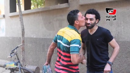محمد صلاح يلتقي شبيهه بـ«نجريج»: «أنا اللي فيا شبه منه»