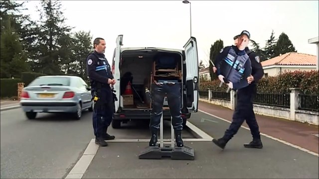 La police française va s'équiper de nouveaux agents pour lutter contre les excès de vitesse, des agents... en carton