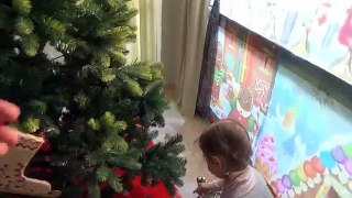 Катя наряжает игрушками новогоднюю ёлку и декорируем дом Decorating New Year Tree