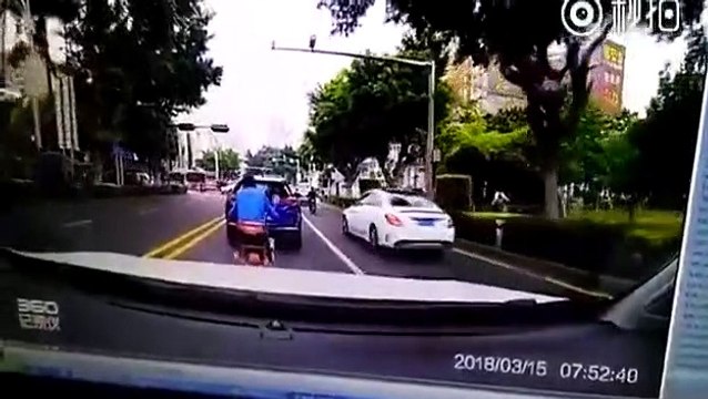 Ce gars en scooter cherche les ennuis au mauvais automobiliste... Dur dur