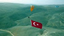 Paramotorla gökyüzünde dev Türk bayrağıyla çifte zafer kutlaması