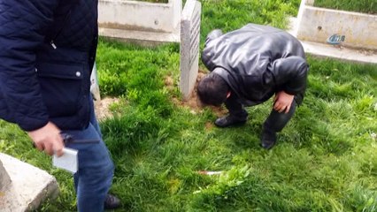 Yaşlı adam mezarlıkta bıçaklanmış halde bulundu