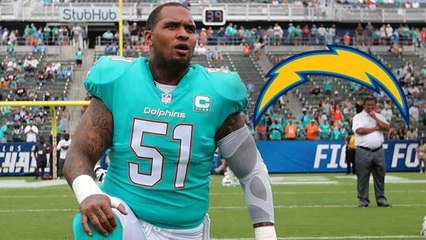 How were the Chargers able to sign Mike Pouncey in free agency?