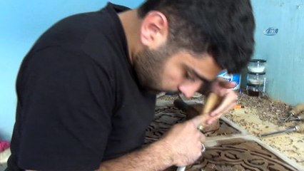 Suriyeli Mülteci, oyma sanatı ile tahtalara şekil veriyor