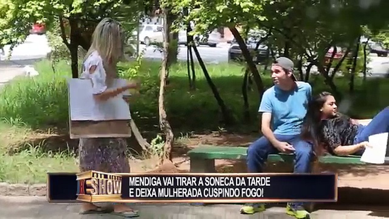 Mendiga esbanja boa forma  e desperta a fúria da mulherada