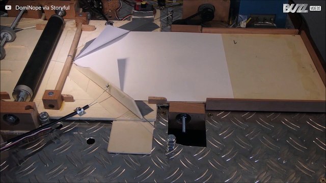 Estudante constrói máquina de fazer e lançar aviões de papel