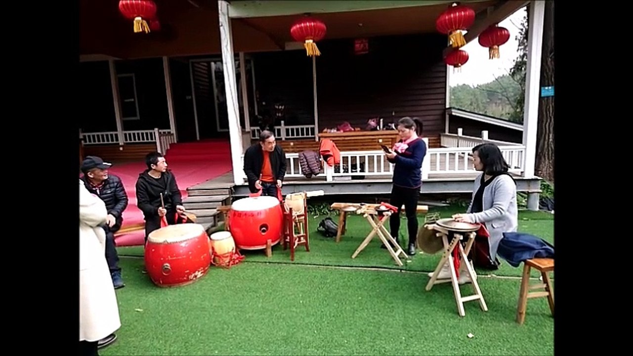 Chinesische Trommler mit Topfdeckel und indischer Trompete